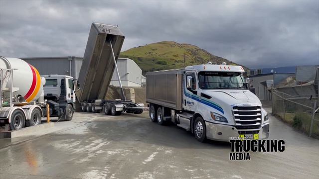 Freightliner Cascadia Review смотреть онлайн
