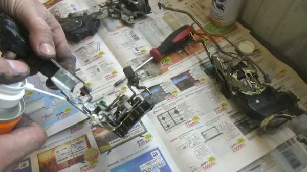 Как и чем, смазывать замки и механизмы авто. Качественный вариант.