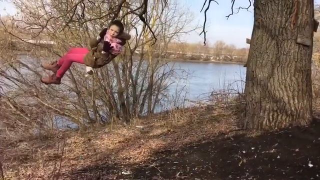 VLOG: 9 марта гуляю с подругой и катаюсь на тарзанке смотреть онлайн