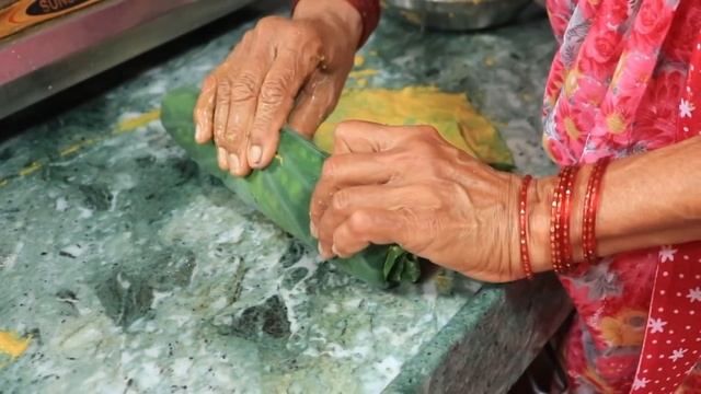 आजीच्या या खास पद्धतीने कमी साहित्यात बनवा खूप साऱ्या पडद्याची खमंग कुरकुरीत अळूवडी/Alu vadi... смотреть онлайн