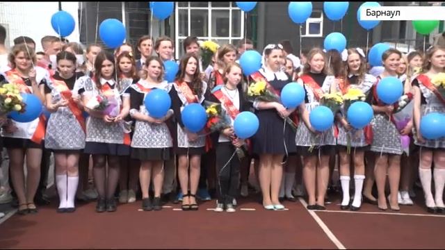 Последний звонок услышали выпускники Алтайского края