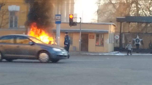 Горит машина Дом Художника г.Рязань 23.12.2012 смотреть онлайн