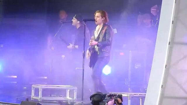 5 Seconds of Summer- She Looks So Perfect (Wango Tango 2018) смотреть онлайн