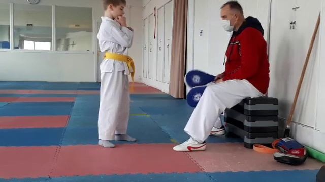 Удары ногами по хлопушке. смотреть онлайн