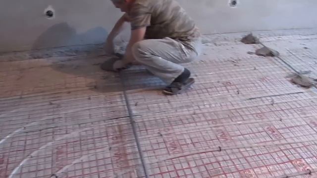 Заливаем стяжку по теплому полу. Стяжка по маякам. Подробно смотреть онлайн
