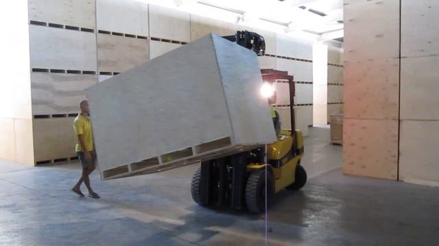 Вилочный погрузчик Yale в работе