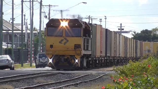 Queensland Rail Australian Trains on Denison Street, Rockhampton - QR Freight to Brisbane смотреть онлайн