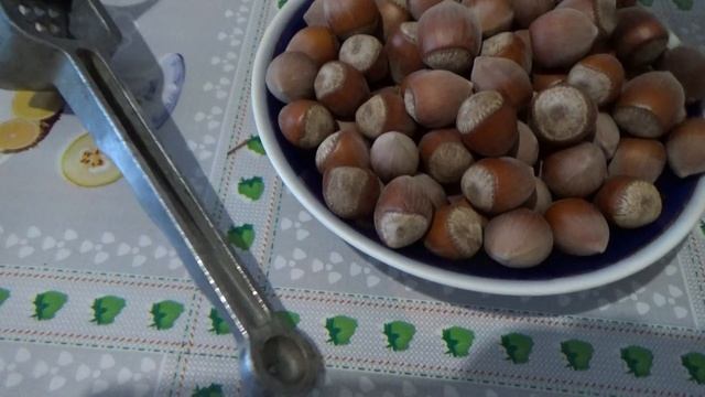 Так фундук вы ещё не очищали! Чем колоть фундук? Супер способ от МАМА и Я :) смотреть онлайн