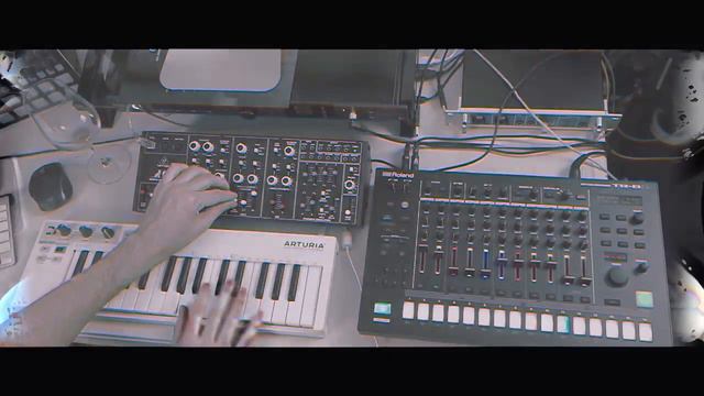 Noodling around the Behringer CAT Synth Module смотреть онлайн