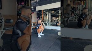 Бицепс в блоке на корточках