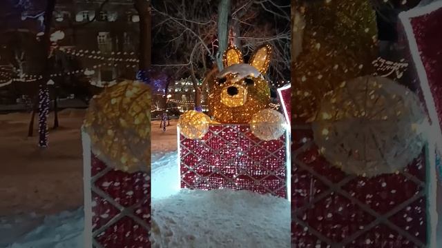 По главной улице Оренбурга. Вся история на одной стене.