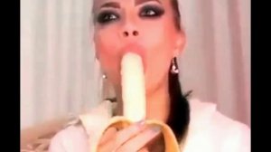 Девушка сосет банан. ЖЕСТЬ!!! СМОТРЕТЬ ВСЕМ!!!