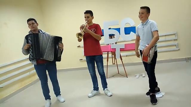 Сучасні пісні на трубі, баяні та барабані смотреть онлайн