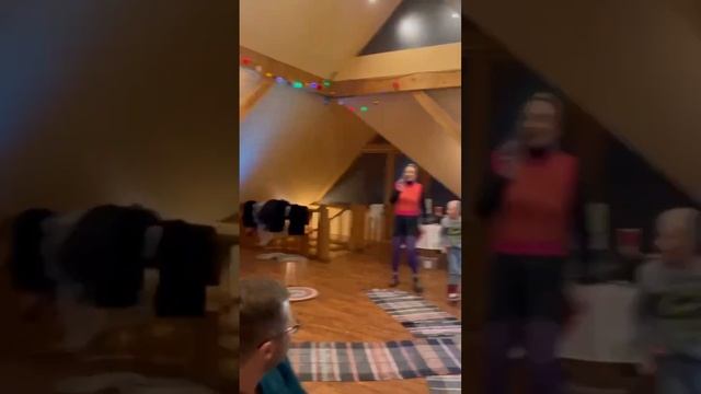 СЕСТРА КРУТО ПОЗДРАВИЛА БРАТА С ДНЁМ РОЖДЕНИЯ | песня в подарок брату на юбилей смотреть онлайн