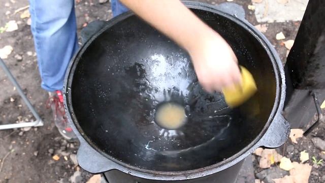 Как и чем мыть чугунный казан смотреть онлайн