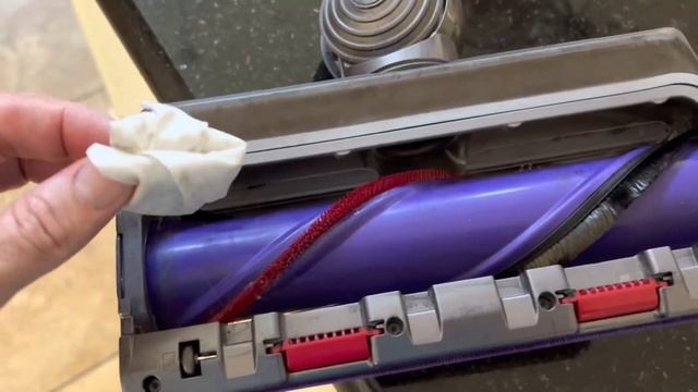 A quick Dyson V10 Animal cordless powerhead cleaning tip смотреть онлайн