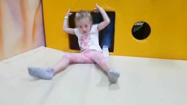 РАЗВЛЕЧЕНИЯ В ПАРКЕ ДЖОКИ ДЖОЯ || девочка Женя и ее друзья JOKI и JOYA смотреть онлайн