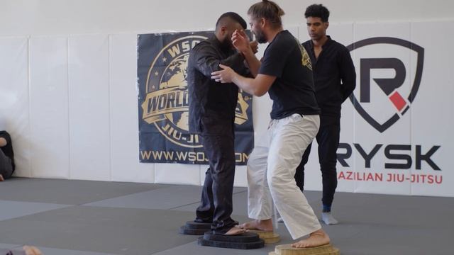 Tai Chi Sifu vs MMA Guys At Tai Chi Push Hands (Fixed Step) смотреть онлайн