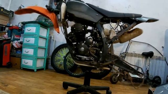 Подставка под мотоцикл из офисного стула. смотреть онлайн