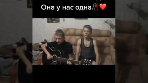 Северный ветер тихо ветви колышет маленький домик стоит  у реки