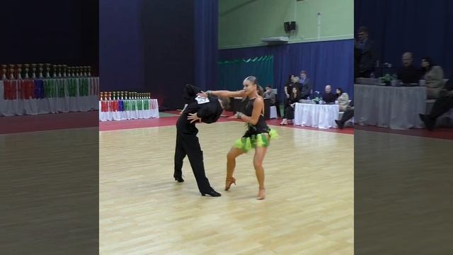 Ча-ча-ча / Хомич Владислав и Савирко Екатерина - Чемпионат БФТ 2023 спортивные бальные танцы смотреть онлайн
