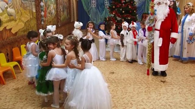 Музыкальная игра с Дедом Морозом "Новогодний паровозик" смотреть онлайн