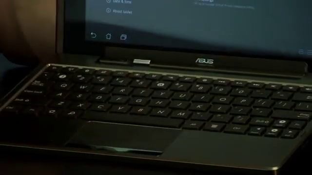 Tablet PC Comparison Video Series: Apple iPad 2 vs Asus Eee Pad Transformer смотреть онлайн