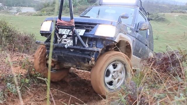 Nissan Pathfinder R50 and Mitsubishi Pajero mini 4X4 offroad смотреть онлайн