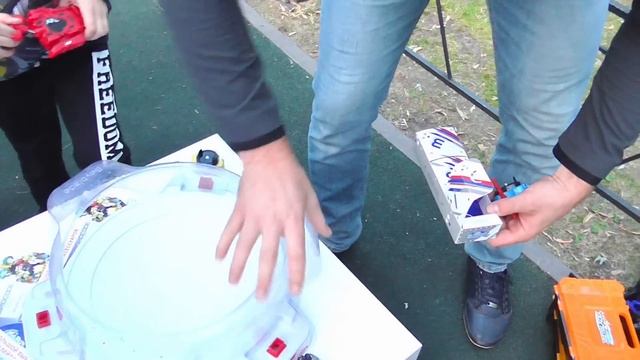 #Beyblade Папа МишанЯ против Папы Слава Стар! Баттл Чей БАТЯ КРУЧЕ играет в бейблейд Turbo смотреть онлайн
