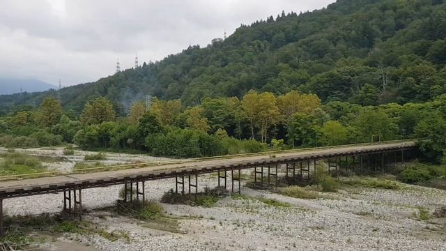 Горная река Шахе в Головинке. Красота реки и гор с моста. Лазаревское, Сочи. Лето 2019 смотреть онлайн