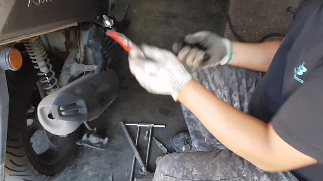 How to replace the rear wheel disc brake pads on a motorcycle - Yamaha Nmax 125 Scooter смотреть онлайн
