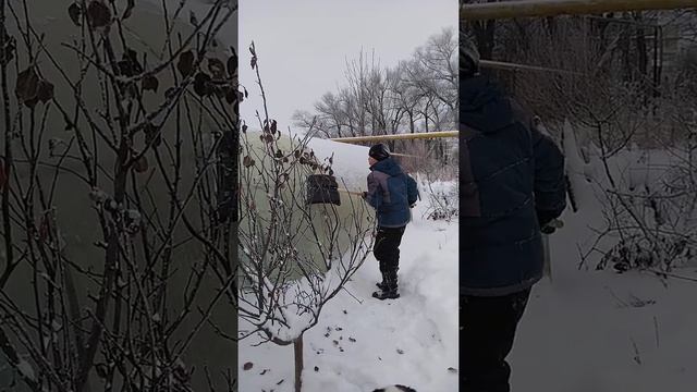 помогаю маме чистить теплицу от снега смотреть онлайн