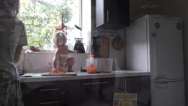 Маленький ребенок делает морковный сок смотреть онлайн