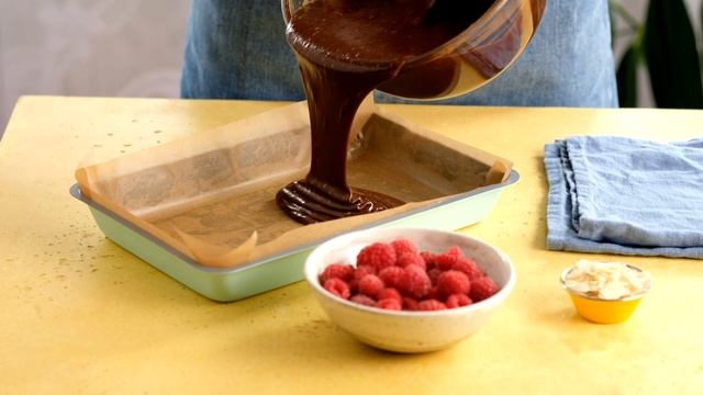 БРАУНИ с малиной - ЛУЧШИЙ рецепт шоколадного десерта / Простой рецепт брауни с ягодами. смотреть онлайн