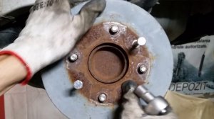 Mitsubishi Colt 2009 год 1,3 бензин. Замена заднего ступичного подшипника .