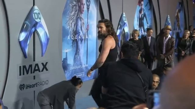 Джейсон Момоа - танец Хака на премьере фильма Аквамен смотреть онлайн