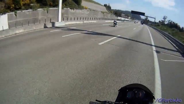 Epic Bike Battle and FlyBy - Suzuki Gixxer's k5 vs k7 [GoPro HD] смотреть онлайн