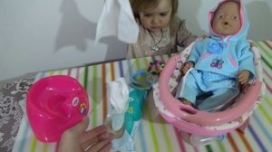 Пупсиком играем Кормим Поим Одеваем памперсы Baby Doll to play feed clothe diape