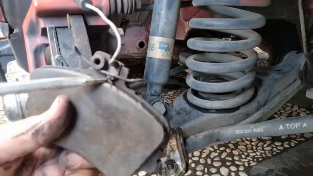 Tutorial Cara Mengganti Kampas Rem Depan Mercedes W202 C180 / Tutorial Changing Front Brakepad W202 смотреть онлайн