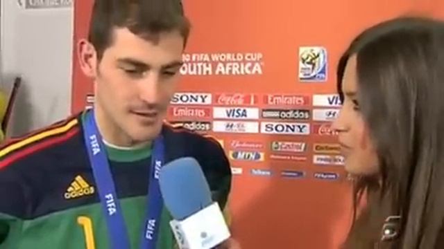Iker Casillas besa a Sara Carbonero смотреть онлайн