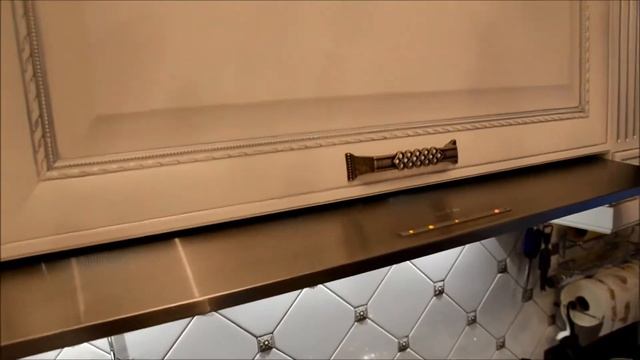Кухня в итальянском стиле. Бесшумная вытяжка. смотреть онлайн