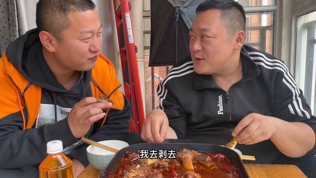 没想到牛尾这么好吃，麻辣口味，抱着骨头啃肉，老过瘾了【胖龙的小生活】 смотреть онлайн