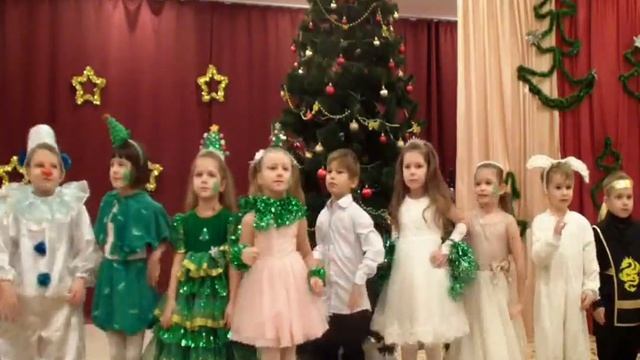 Новогодняя песня. Праздник новогодний снежный и блестящий...Новый год настает, сверкает смотреть онлайн