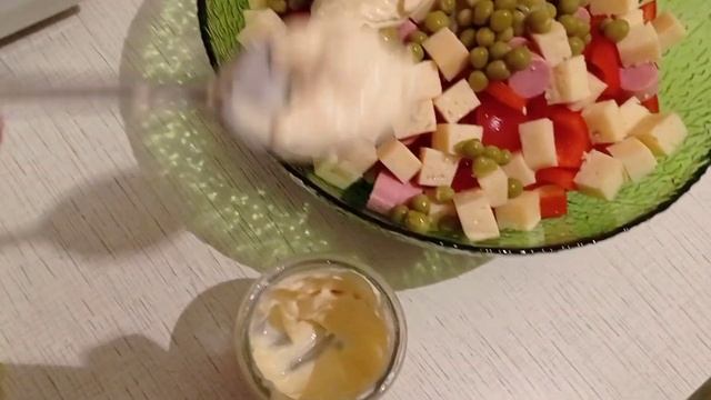 Готовим салат с макаронами, и Свекольно яблочный салат с творогом. смотреть онлайн