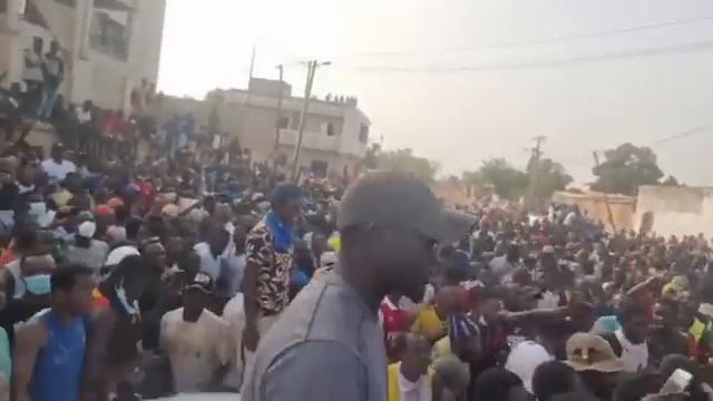 Ousmane Sonko "déchire" le communiqué de Antoine Diom et poursuit ses caravanes смотреть онлайн