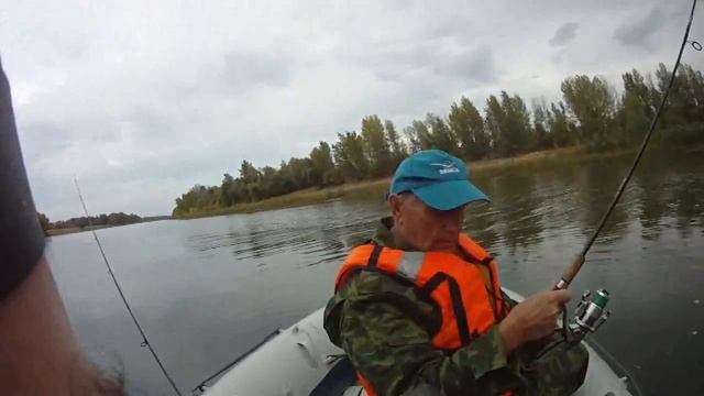 Дедушка ловит рыбу смотреть онлайн