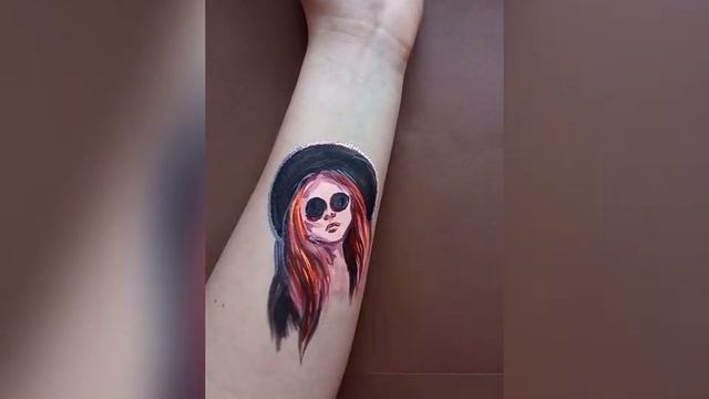 Как нарисовать девушку? [Рисуем на руке] смотреть онлайн