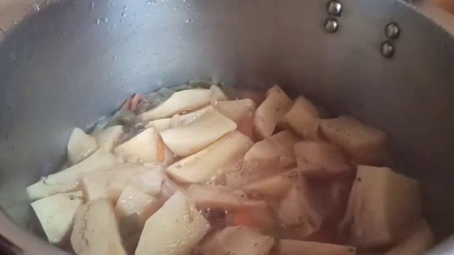 Картофельный соус с курицей в кастрюле.Простейший в приготовлении обед или ужин. Легкая готовка смотреть онлайн
