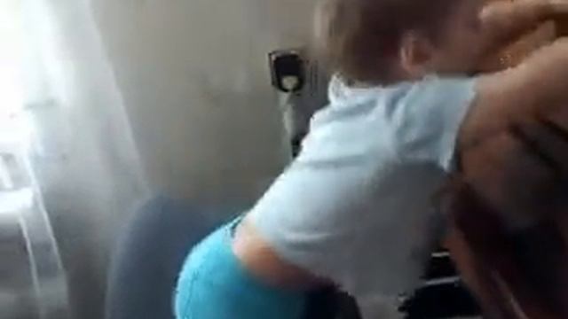 Малыш играет на пианино. Никите 1 годик. .3gp смотреть онлайн