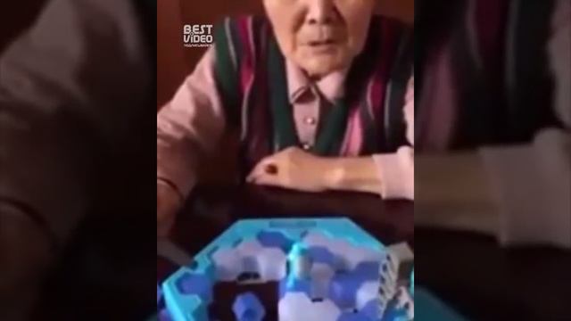 Игра Не урони пингвина смотреть онлайн